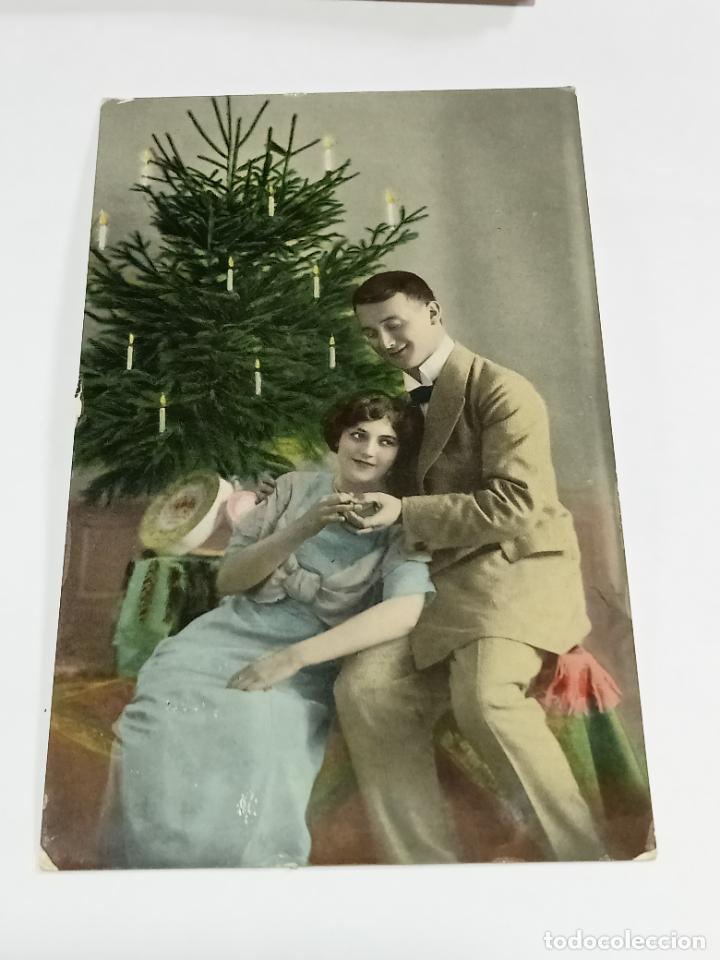 Postais: TARJETA POSTAL. PAREJA JOVEN POSANDO ENAMORADOS JUNTO A &Aacute;RBOL DE NAVIDAD