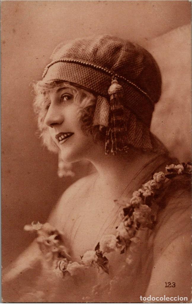 Postales: Antigua Postal Francesa - Muchacha con Casquete - Ed. A Noyer- n&ordm; 123 - Coloreada Marr&oacute;n - 138x88mm