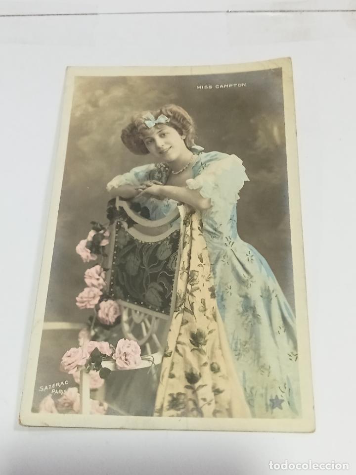 Postais: TARJETA POSTAL. MUJER POSANDO CON TRAJE DE &Eacute;POCA CELESTE Y FLORES ROSAS.