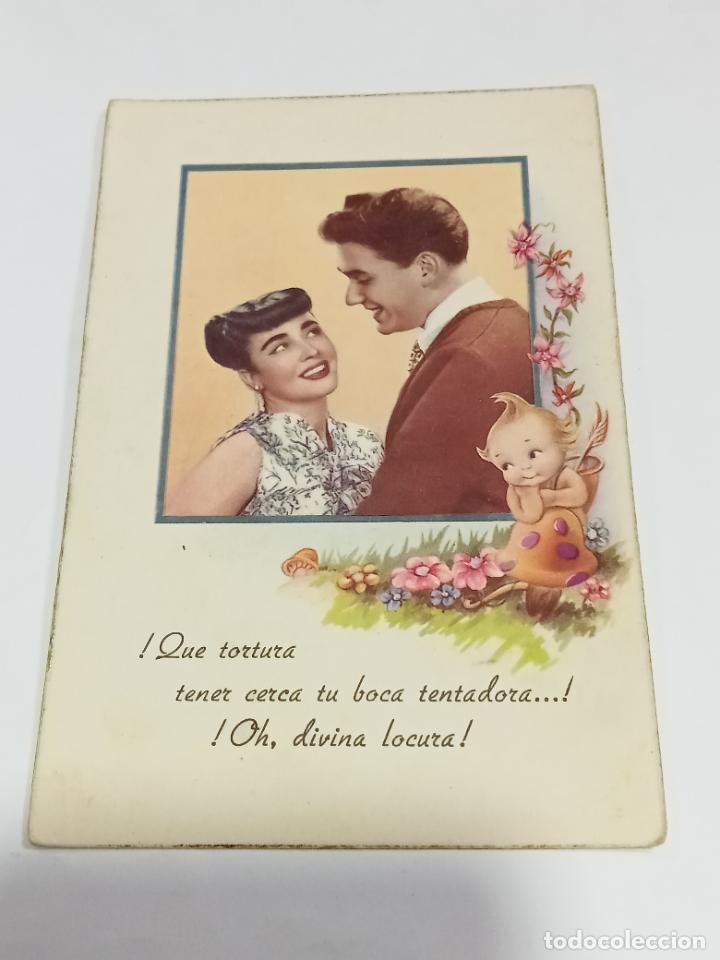 Cartoline: TARJETA POSTAL. IMAGEN DE PAREJA ENAMORADA CONTEMPL&Aacute;NDOLA UN DUENDE POSADO EN SETA