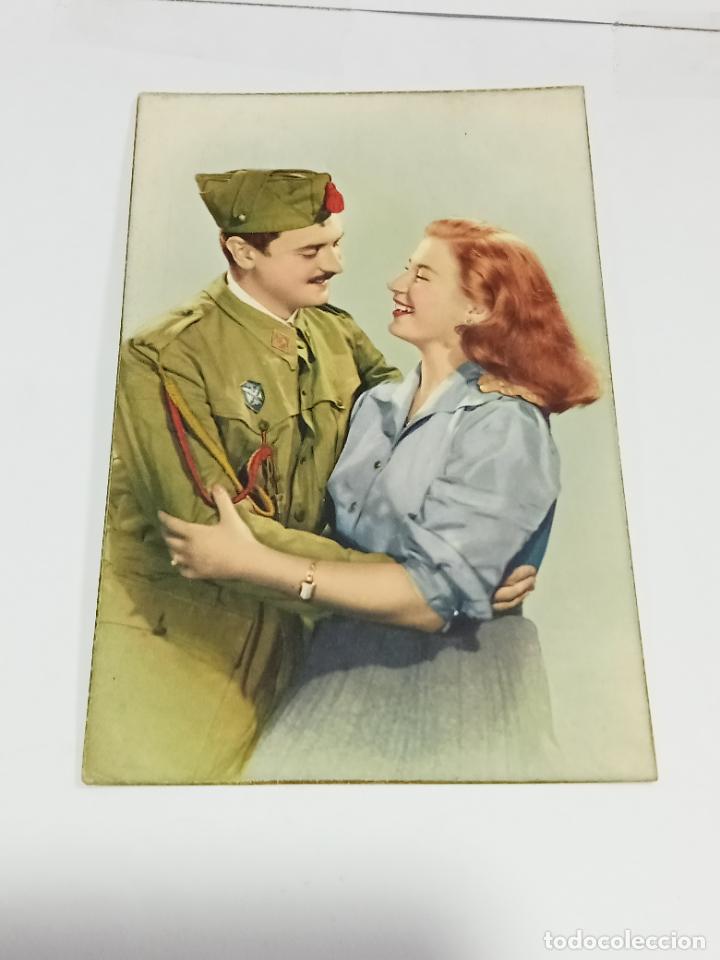 Cartoline: TARJETA POSTAL. IMAGEN DE MILITAR DANDO LA BIENVENIDA A SU AMADA