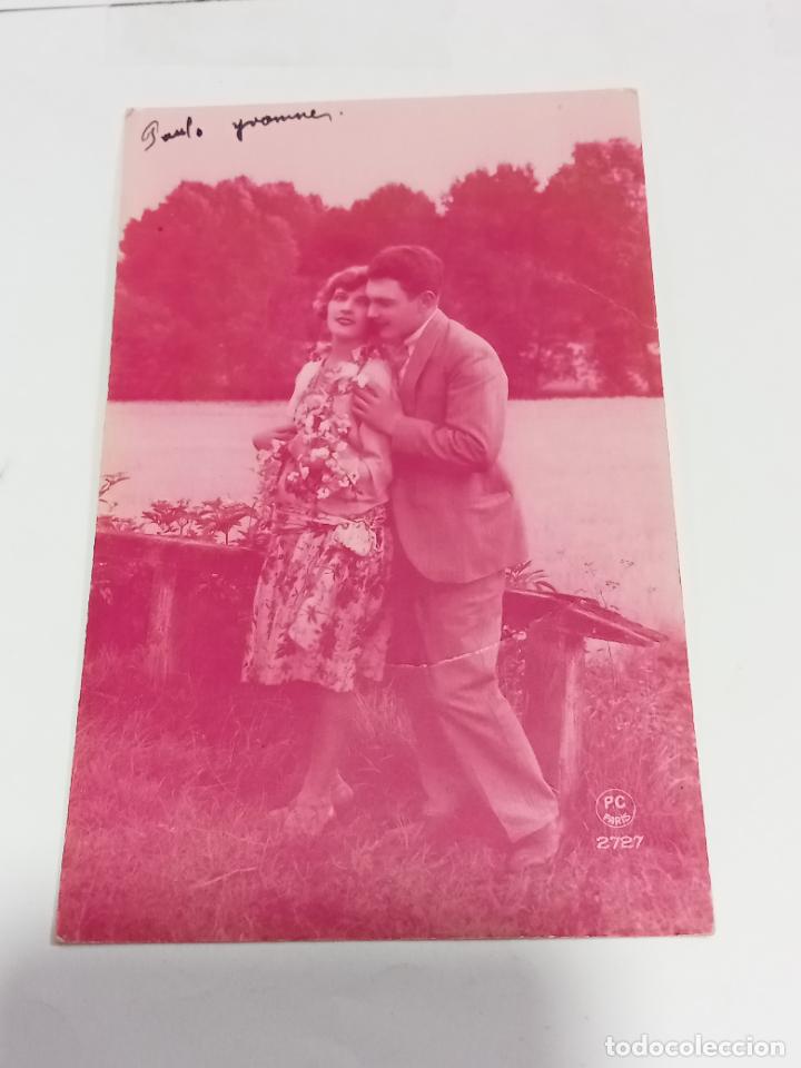 Cartoline: TARJETA POSTAL. PAREJA DE ENAMORADOS EN CAMPO CN RAMILLETE DE FLORES. SEPIA ROSADA