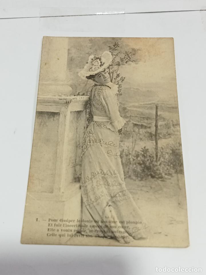 Cartoline: TARJETA POSTAL. MUJER CON TRAJE Y SOMBRERO DE &Eacute;POCA APOYADA EN COLUMNA