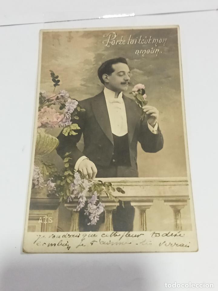 Cartoline: TARJETA POSTAL. GAL&Aacute;N EN BALAUSTRADA OLIENDO UNA FLORES