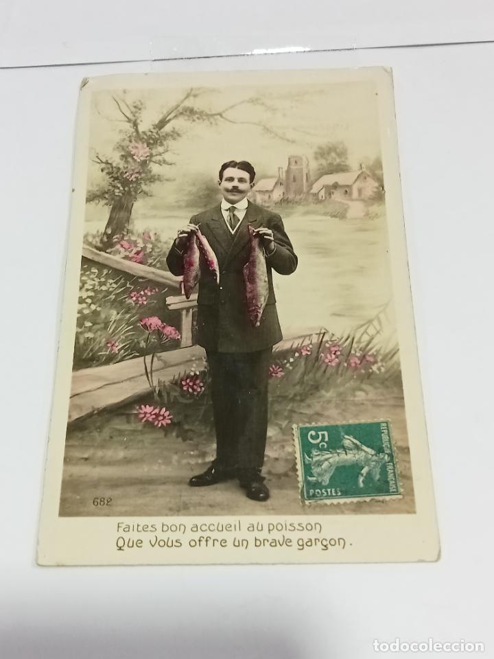 Postais: TARJETA POSTAL. JOVEN EN TRAJE DE CHAQUETA POSANDO CON PESCADOS EN PAISAJE CAMPESTRE