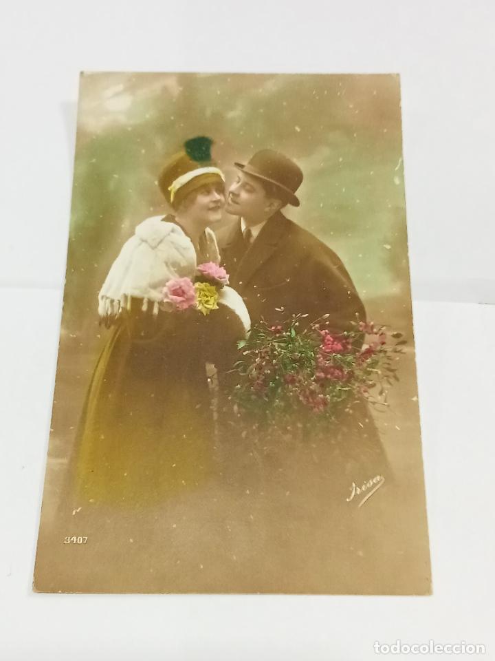 Postkarten: TARJETA POSTAL. ENAMORADOS BAJO NEVADA. AMBOS CON CHAQUETONES Y SOMBREROS DE &Eacute;POCA