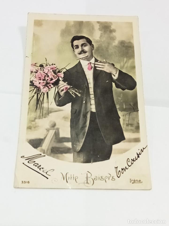Postkarten: TARJETA POSTAL. MITTE BAISERS. HOMBRE VESTIDO EN CHAQUETA CON RAMO DE FLORES ROSAS