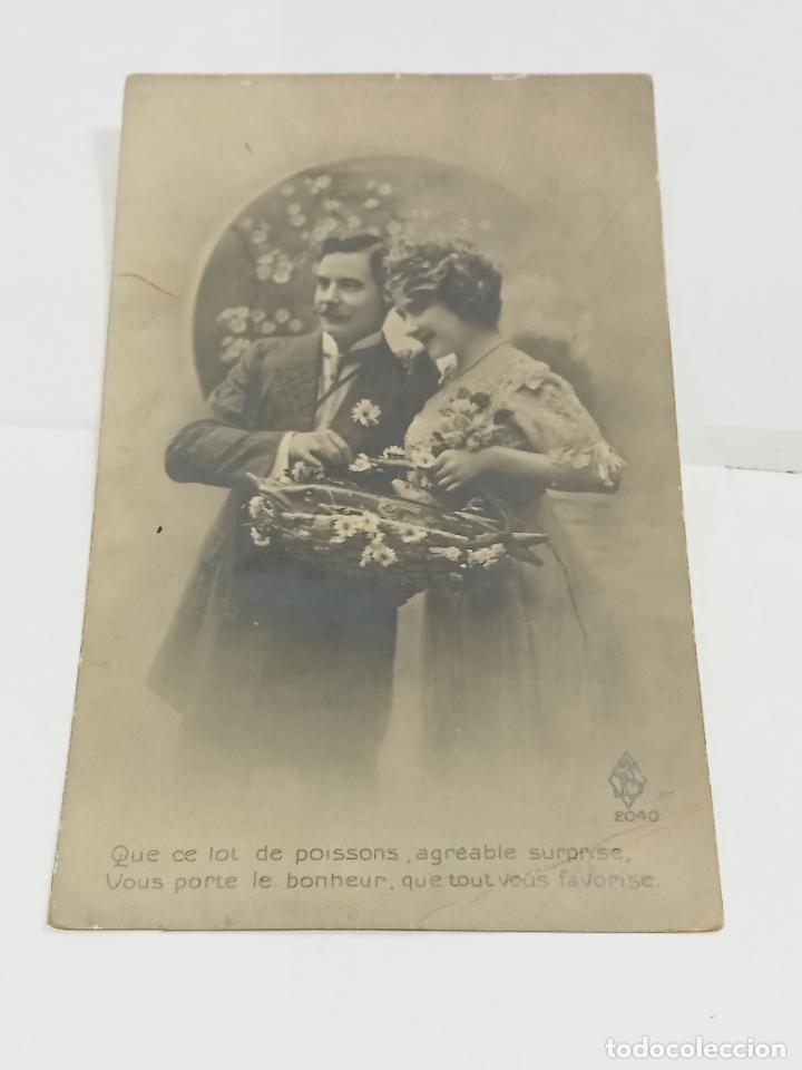 Postkarten: TARJETA POSTAL. PAREJA DE ENAMORADOS CON CANASTO DE MIMBRE, FLORES Y PESCADO