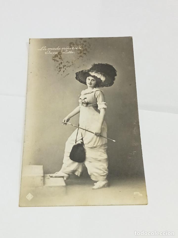Postais: TARJETA POSTAL. MUJER VESTIDA CON CULOTTE Y SOMBRERO DE PLUMAS