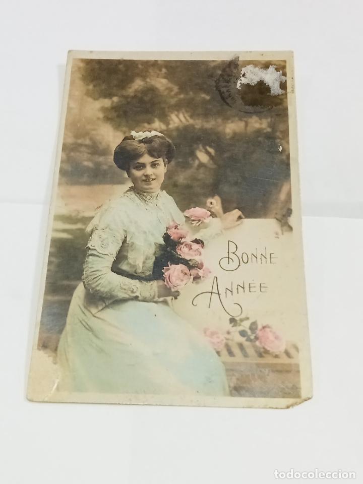 Postais: TARJETA POSTAL. BUEN A&Ntilde;O. JOVEN CON TRAJE DE &Eacute;POCA CELESTE Y RAMO DE ROSAS