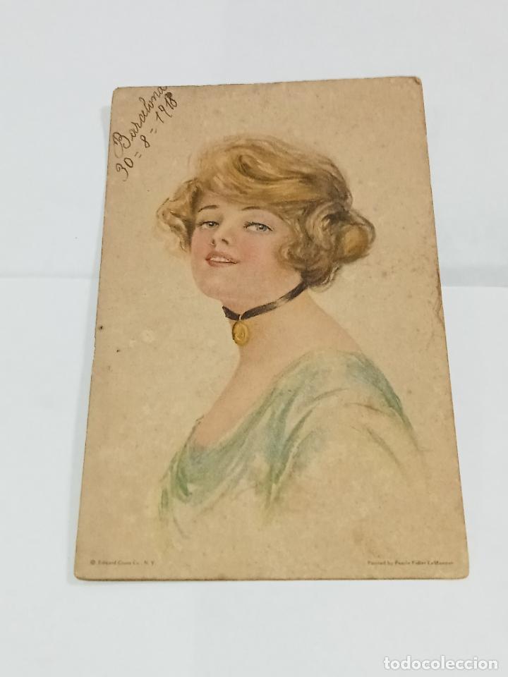 Postais: TARJETA POSTAL. DIBUJO DE BELLA JOVEN CON TRAJE CELESTE Y CINTA CON MEDALLA EN EL CUELLO