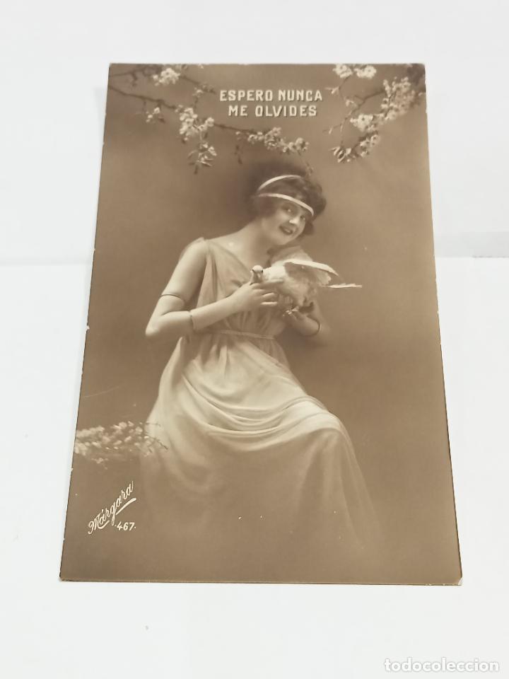 Postais: TARJETA POSTAL. ESPERO NUNCA ME OLVIDES. MUJER CON TRAJE ESTILO GRIEGO Y PALOMA EN SUS MANOS