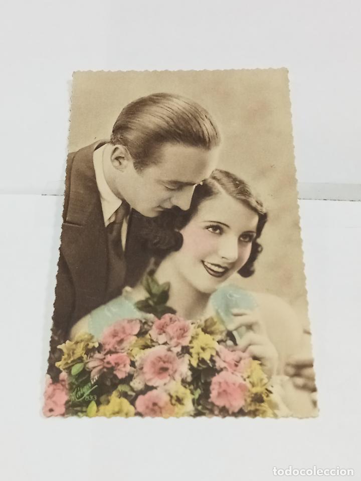 Postais: TARJETA POSTAL. PAREJA DE ENAMORADOS CON RAMO DE FLORES COLORES PASTEL