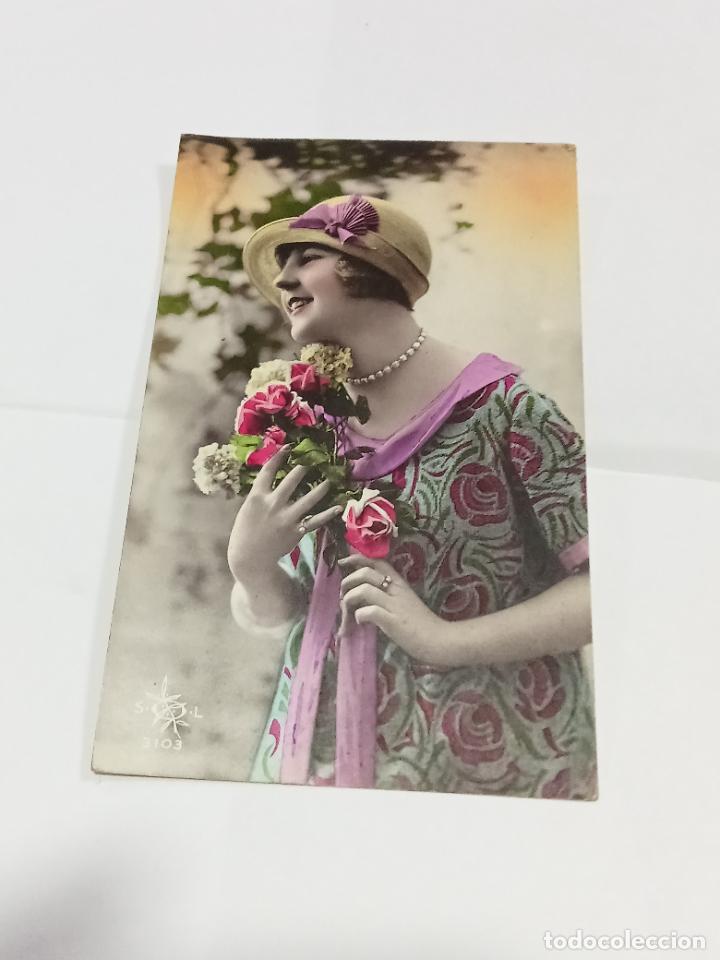 Postais: TARJETA POSTAL. MUJER DE PERFIL CON TRAJE FLOREADO, SOMBRERO Y RAMO DE FLORES