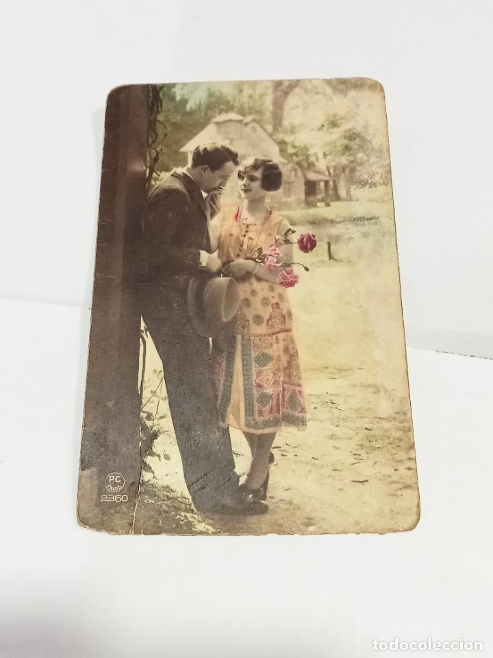 Postais: TARJETA POSTAL. PAREJA DE ENAMORADOS. EL LA BESA EN LA MANO A ELLA.