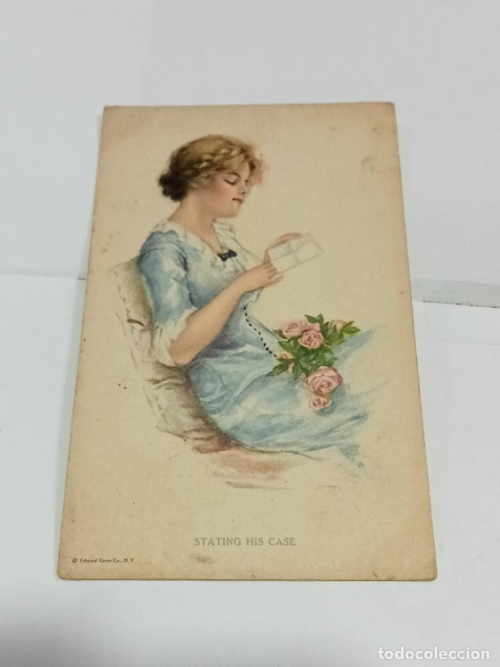 Postais: TARJETA POSTAL. MUJER SENTADA LEYENDO UNA CARTA CON RAMO DE ROSAS EN SU FALDA