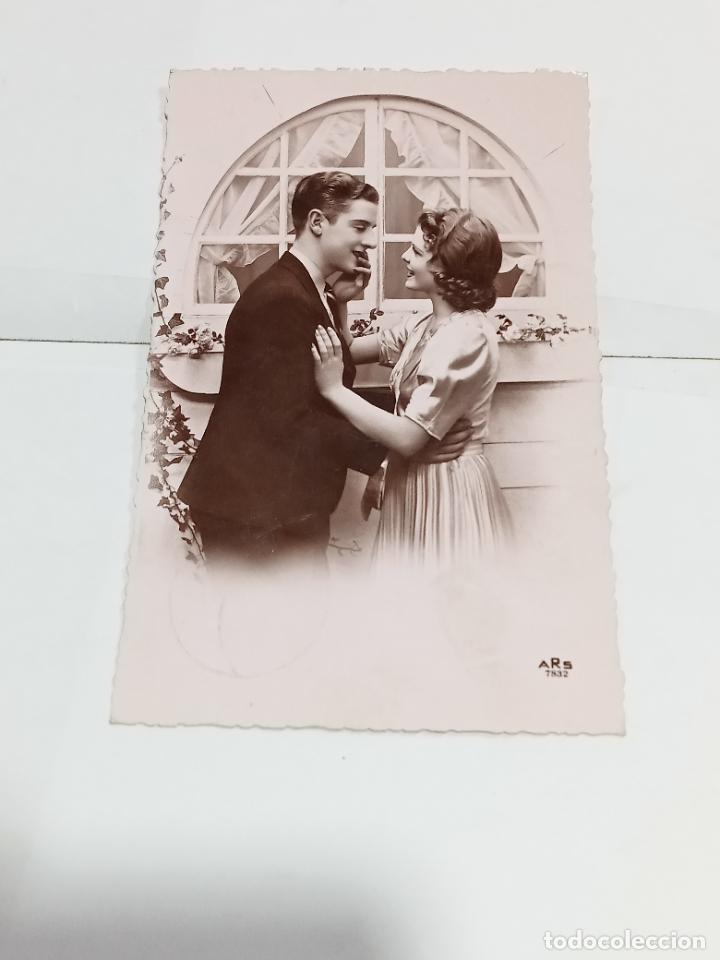 Cartoline: TARJETA POSTAL. PAREJA DE J&Oacute;VENES ENAMORADOS JUNTO A VENTANA DECORADA CON FLORES.