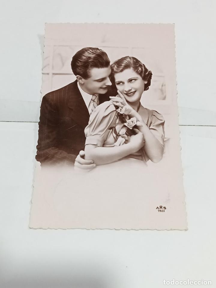 Cartoline: TARJETA POSTAL. PAREJA DE ENAMORADOS. ELLA SOSTIENE UNA ROSA EN SUS MANOS.