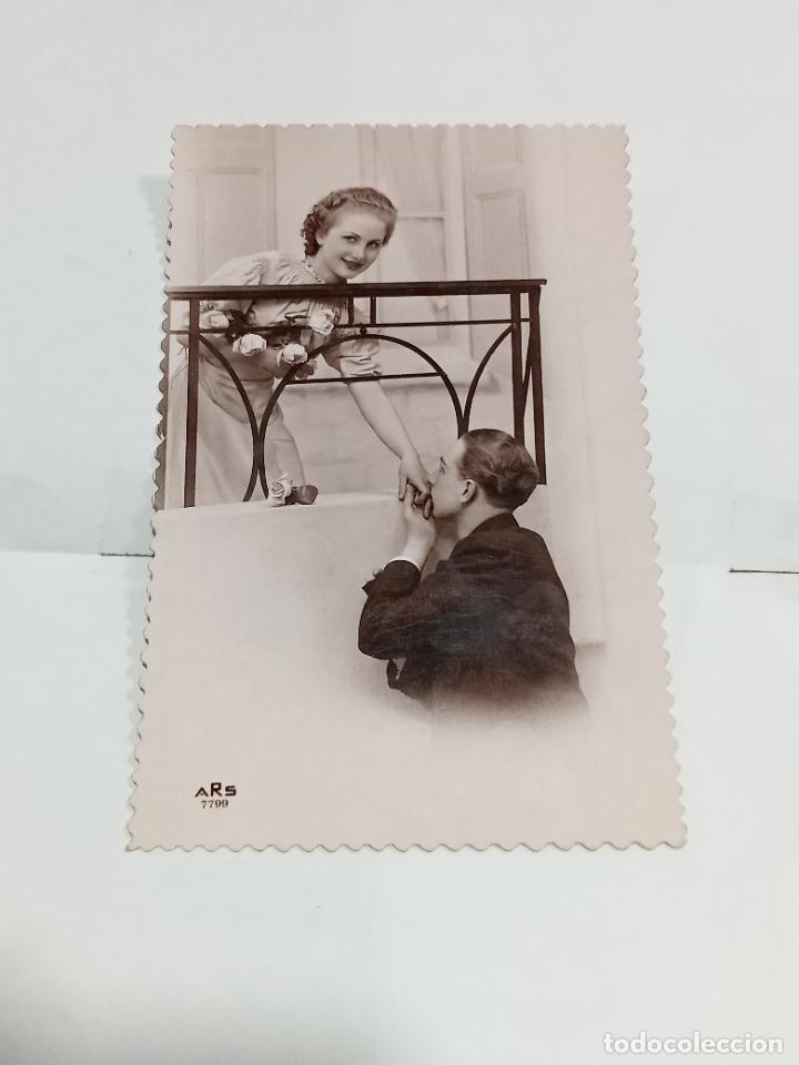 Cartoline: TARJETA POSTAL. PAREJA DE ENAMORADOS. EL LE BESA MANO A ELLA Y ELLA PORTA FLORES
