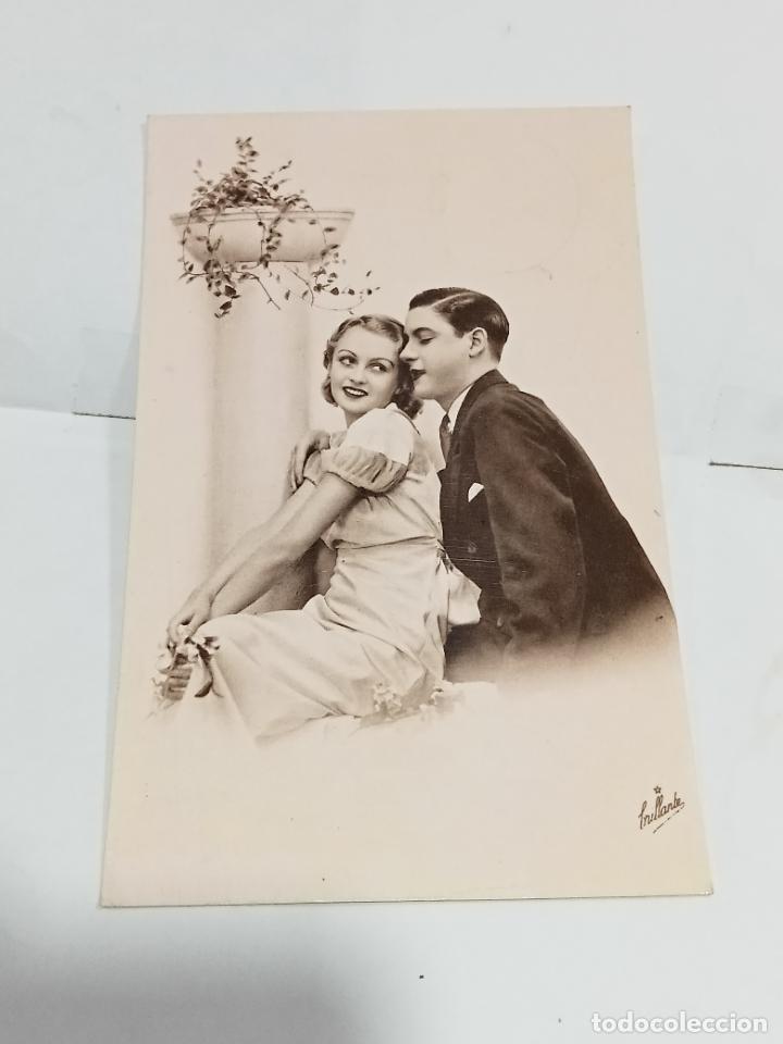 Cartoline: TARJETA POSTAL. PAREJA DE ENAMORADOS MIR&Aacute;NDOSE A LOS OJOS.