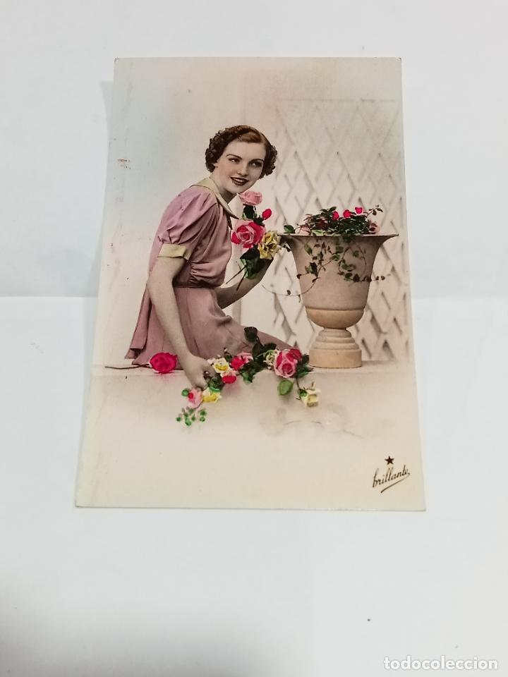 Cartoline: TARJETA POSTAL. IMAGEN DE MUJER CON VESTIDO EN TONOS PASTEL Y RODEADA DE FLORES