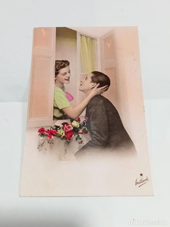 Cartoline: TARJETA POSTAL. PAREJA DE ENAMORADOS CONTEMPL&Aacute;NDOSE EN LA VENTANA CON MACETA DE FLORES