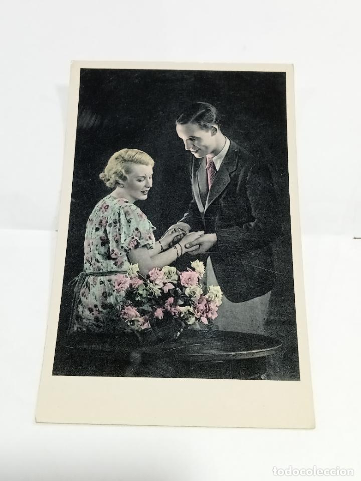 Cartoline: TARJETA POSTAL. JOVEN PAREJA DE ENAMORADOS JUNTO A JARR&Oacute;N CON FLORES
