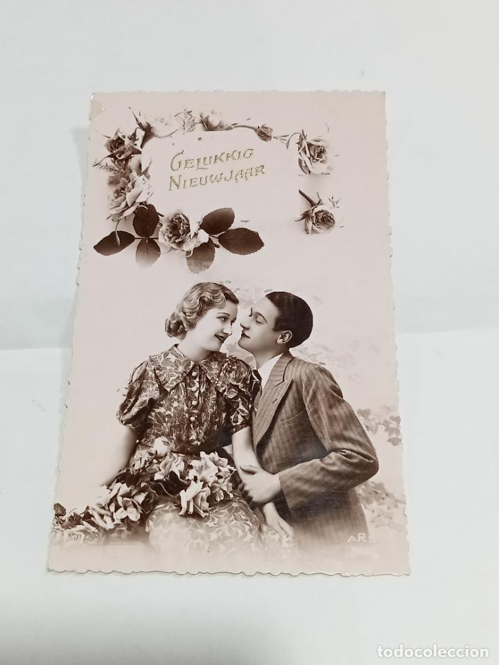 Cartoline: TARJETA POSTAL. JOVEN PAREJA DE ENAMORADOS MIR&Aacute;NDOSE UNO AL OTRO.