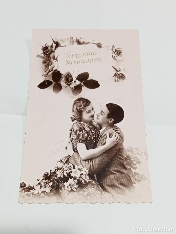 Cartoline: TARJETA POSTAL. JOVEN PAREJA DE ENAMORADOS ABRAZ&Aacute;NDOSE UNO AL OTRO.