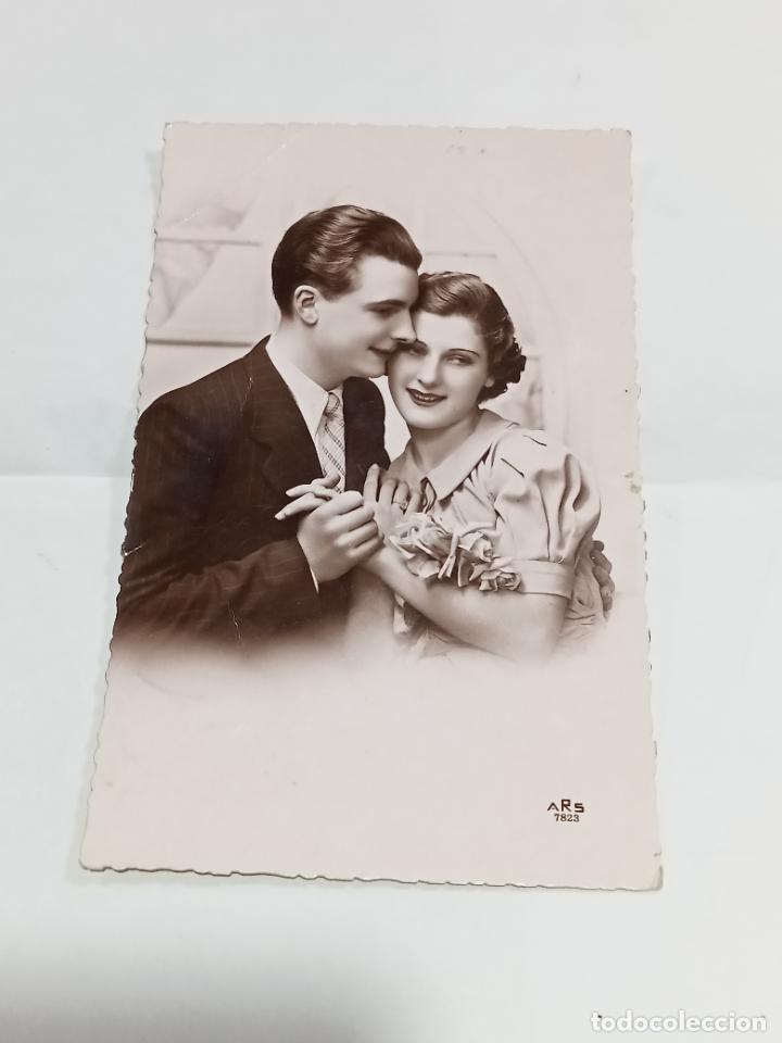 Postais: TARJETA POSTAL. JOVEN PAREJA DE ENAMORADOS COGIDOS DE LA MANO.
