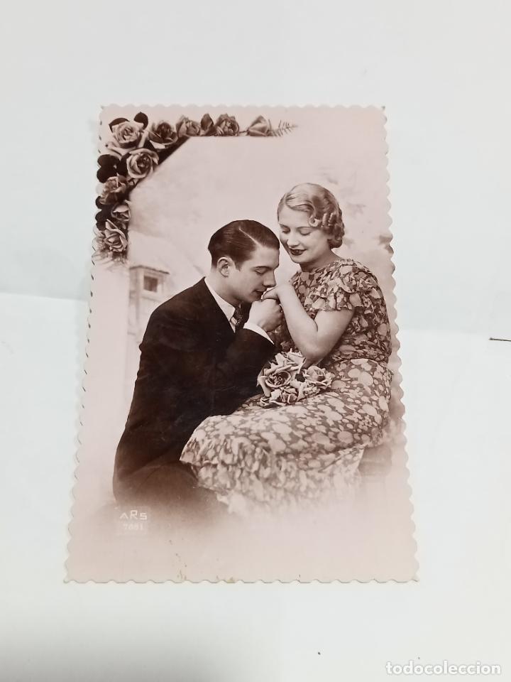 Postais: TARJETA POSTAL. JOVEN PAREJA DE ENAMORADOS. &Eacute;L LE BESA EN LA MANO.