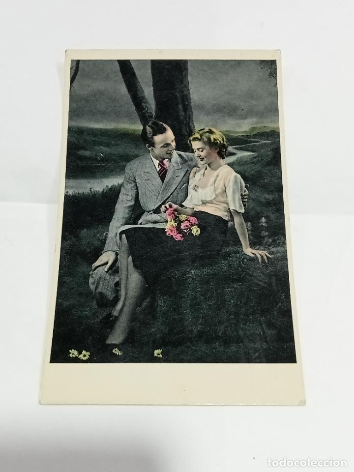 Postais: TARJETA POSTAL. JOVEN PAREJA DE ENAMORADOS CON RAMO DE FLORES ROSAS Y AMARILLAS