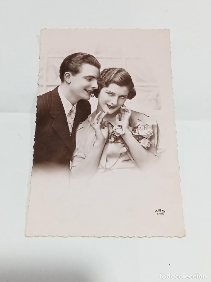 Postais: TARJETA POSTAL. JOVEN PAREJA DE ENAMORADOS POSANDO PARA LA FOTO CON ROSAS
