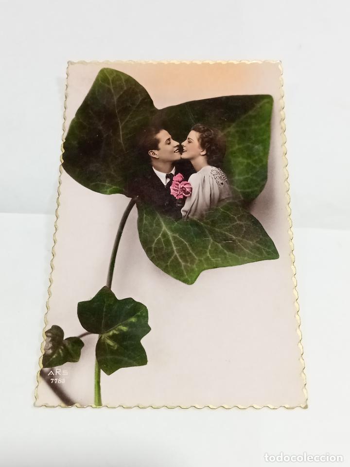 Postais: TARJETA POSTAL. IMAGEN DE JOVEN PAREJA DE ENAMORADOS DENTRO DE UNA HOJA