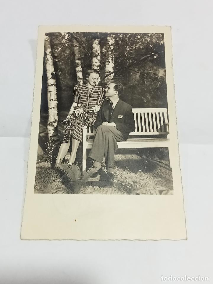 Postais: TARJETA POSTAL. PAREJA DE ENAMORADOS EN BANCO SENTADOS. ELLA CON RAMO DE FLORES