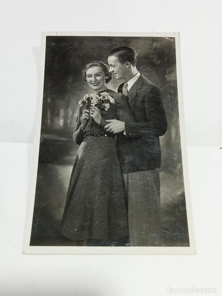 Postais: TARJETA POSTAL. PAREJA DE ENAMORADOS POSANDO PARA FOTOS. ELLA CON RAMO DE ROSAS