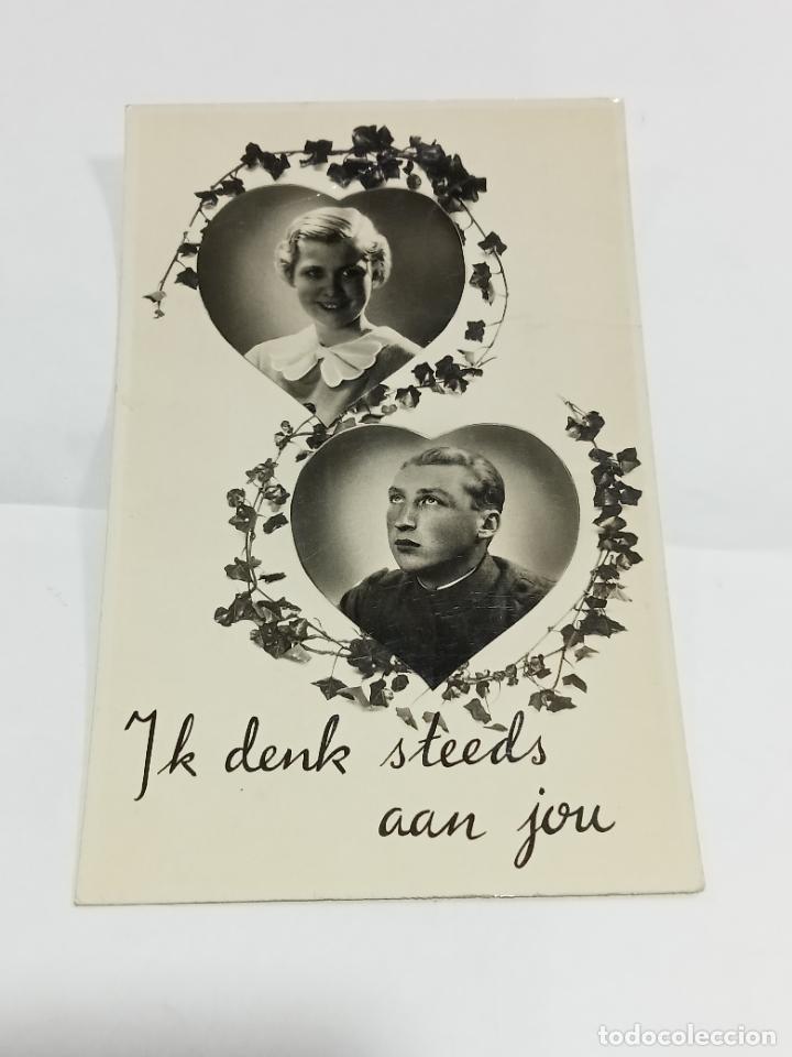 Postais: TARJETA POSTAL. DOS CORAZONES RODEADOS DE HIEDRA Y CADA UNO CON IMAGEN DE ENAMORADOS