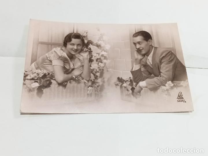 Postais: TARJETA POSTAL. PAREJA DE ENAMORADOS EN BALCONES RODEADO DE FLORES