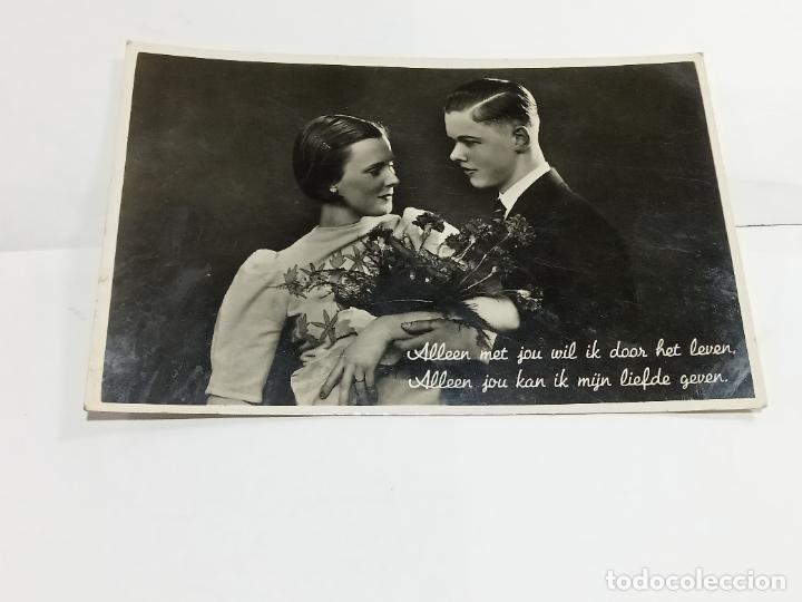 Postais: TARJETA POSTAL. PAREJA DE ENAMORADOS. ELLA CON RAMO DE CLAVELES.