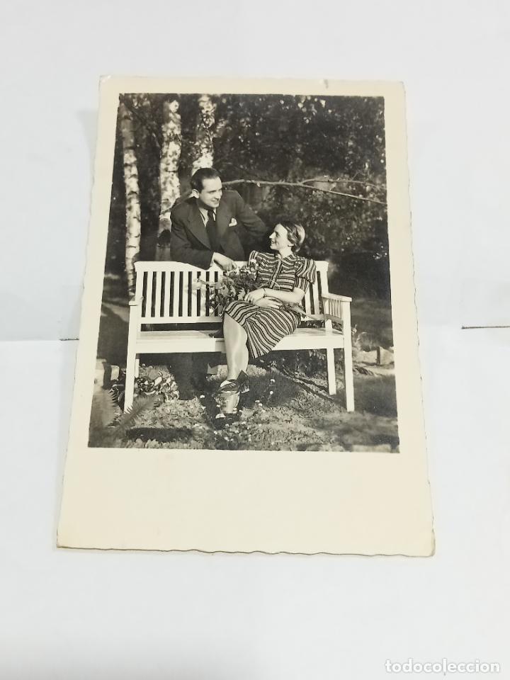 Postais: TARJETA POSTAL. PAREJA DE ENAMORADOS EN BANCO DE MADERA EN PAISAJE CAMPESTRE