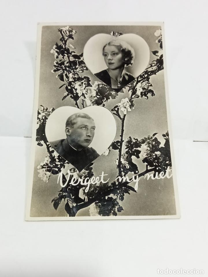 Postais: TARJETA POSTAL. DOS CORAZONES RODEADOS DE FLORES Y CADA UNO CON IMAGEN DE ENAMORADOS