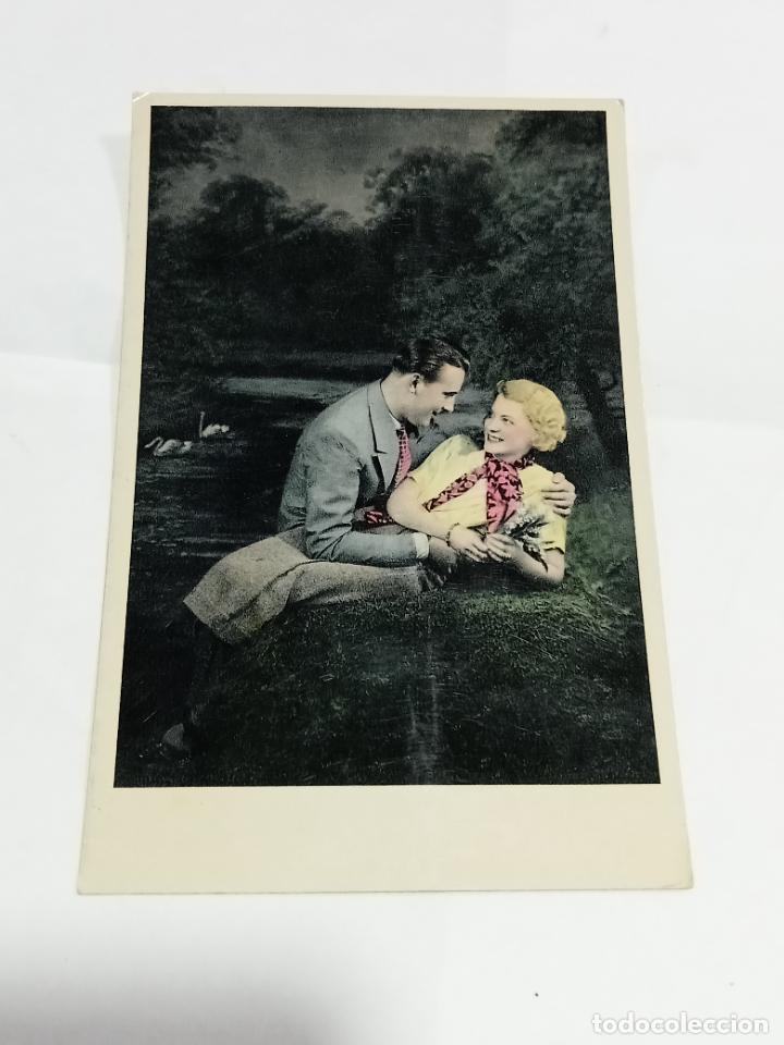 Postais: TARJETA POSTAL. PAREJA DE ENAMORADOS SENTADOS EN EL HIERBA JUNTO A R&Iacute;O