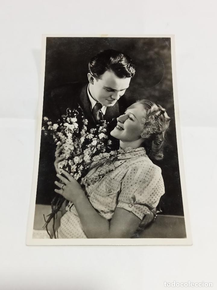 Cartoline: TARJETA POSTAL. GAL&Aacute;N MIRANDO A SU AMADA QUE PORTA RAMILLETE DE FLORES