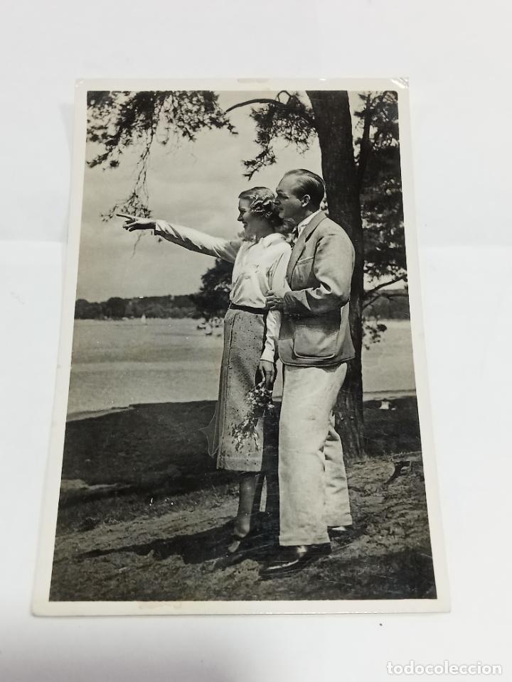 Cartoline: TARJETA POSTAL. PAREJA DE ENAMORADOS CONTEMPLANDO PAISAJE CAMPESTRE Y R&Iacute;O
