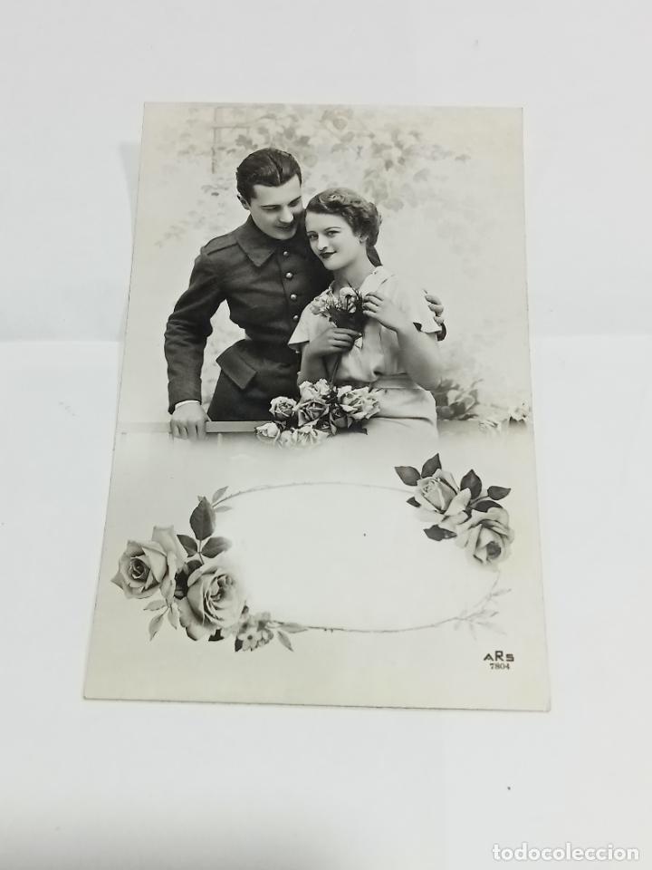 Cartoline: TARJETA POSTAL. PAREJA DE ENAMORADOS EN VALLA RODEADOS DE ROSAS