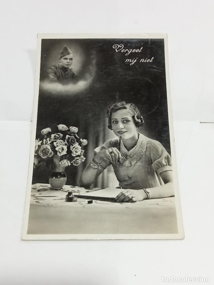 Postais: TARJETA POSTAL. IMAGEN DE JOVEN ESCRIBIENDO CARTA Y RECORDANDO A SU AMADO SOLDADO