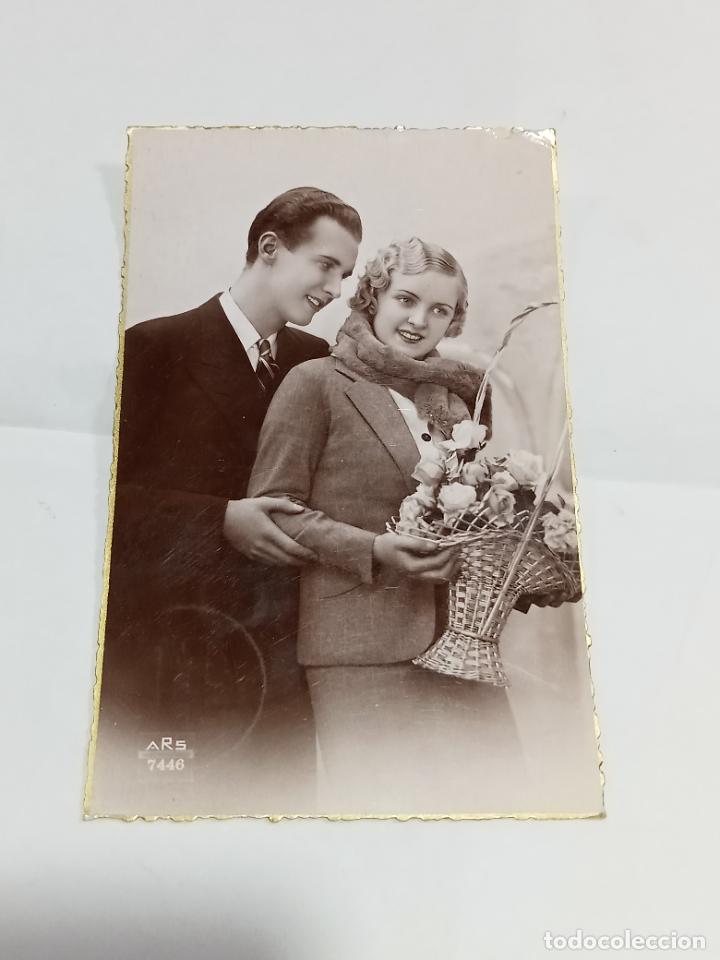 Postcards: TARJETA POSTAL. PAREJA DE ENAMORADOS. ELLA PORTA CESTA CON ROSAS