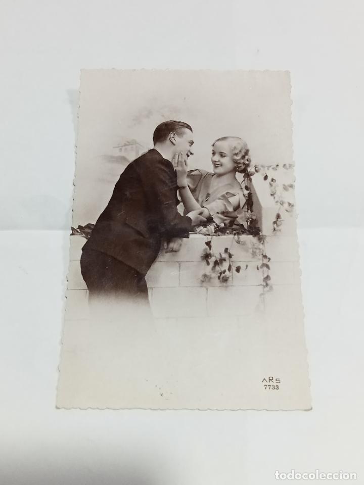 Cartoline: TARJETA POSTAL. PAREJA DE ENAMORADOS OBSERV&Aacute;NDOSE EN BALAUSTRADA CON FLORES