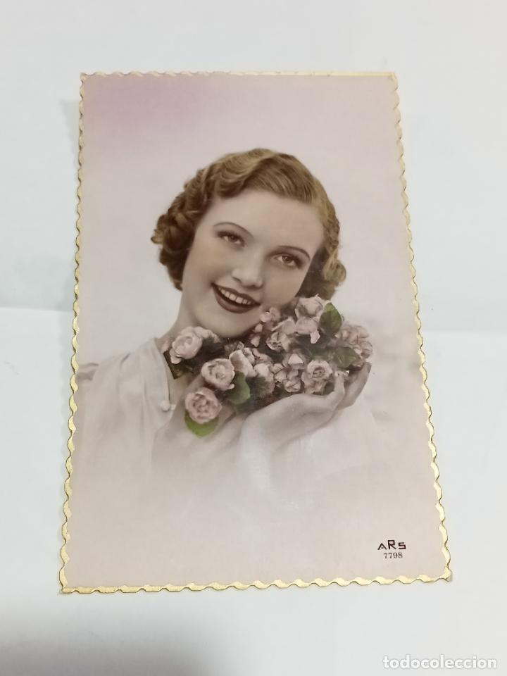 Cartoline: TARJETA POSTAL. ROSTRO DE BELLA JOVEN CON CARA RECOSTADA EN PEQUE&Ntilde;AS FLORES ROSAS PASTEL
