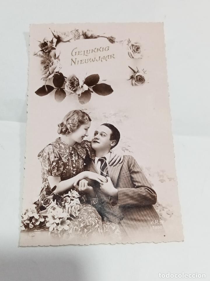 Cartoline: TARJETA POSTAL. PAREJA DE ENAMORADOS MIR&Aacute;NDOSE A LOS OJOS. MENSAJE RODEADO DE FLORES